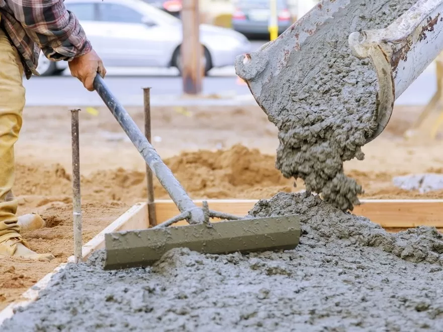 Thời điểm thích hợp để tưới nước cho bề mặt bê tông phụ thuộc chủ yếu vào tỷ lệ phối trộn của khối bê tông