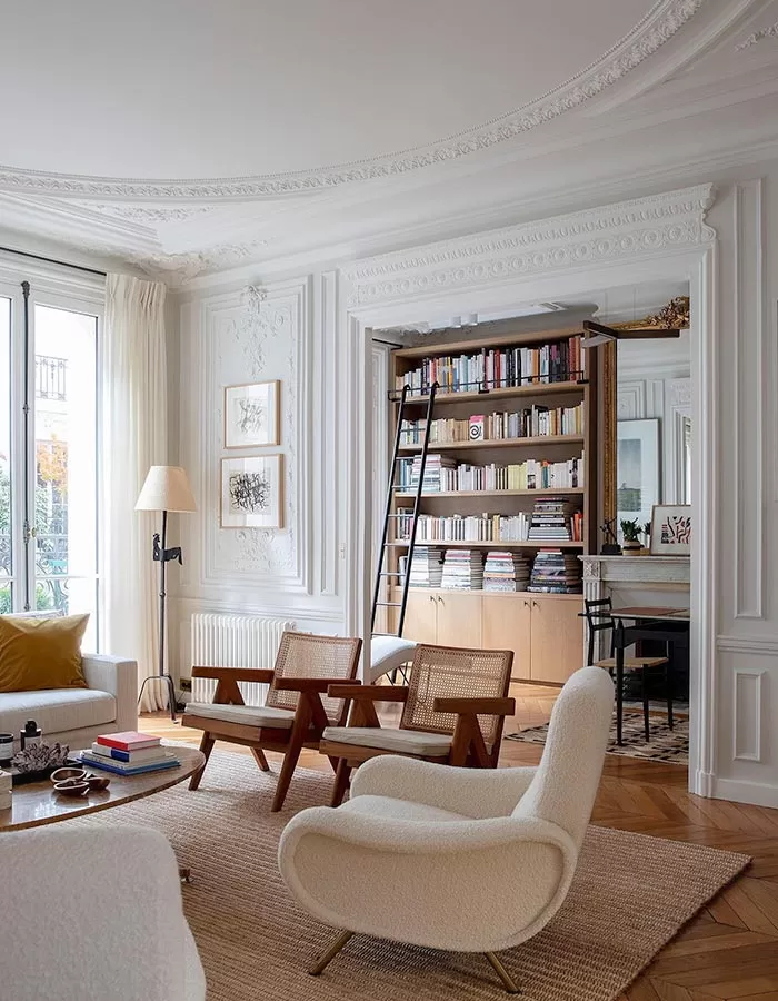 sự pha trộn của các hình thức và họa tiết lấy từ các thời kỳ Baroque, Regency và Rococo