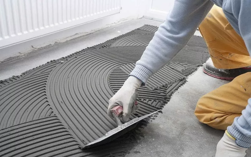 Dùng keo chống thấm để bảo vệ các khe hở, vết nứt trong tường và sàn nhà vệ sinh.