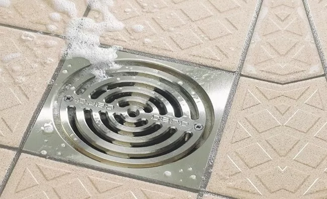 Kiểm tra cống thoát nước sàn nhà vệ sinh