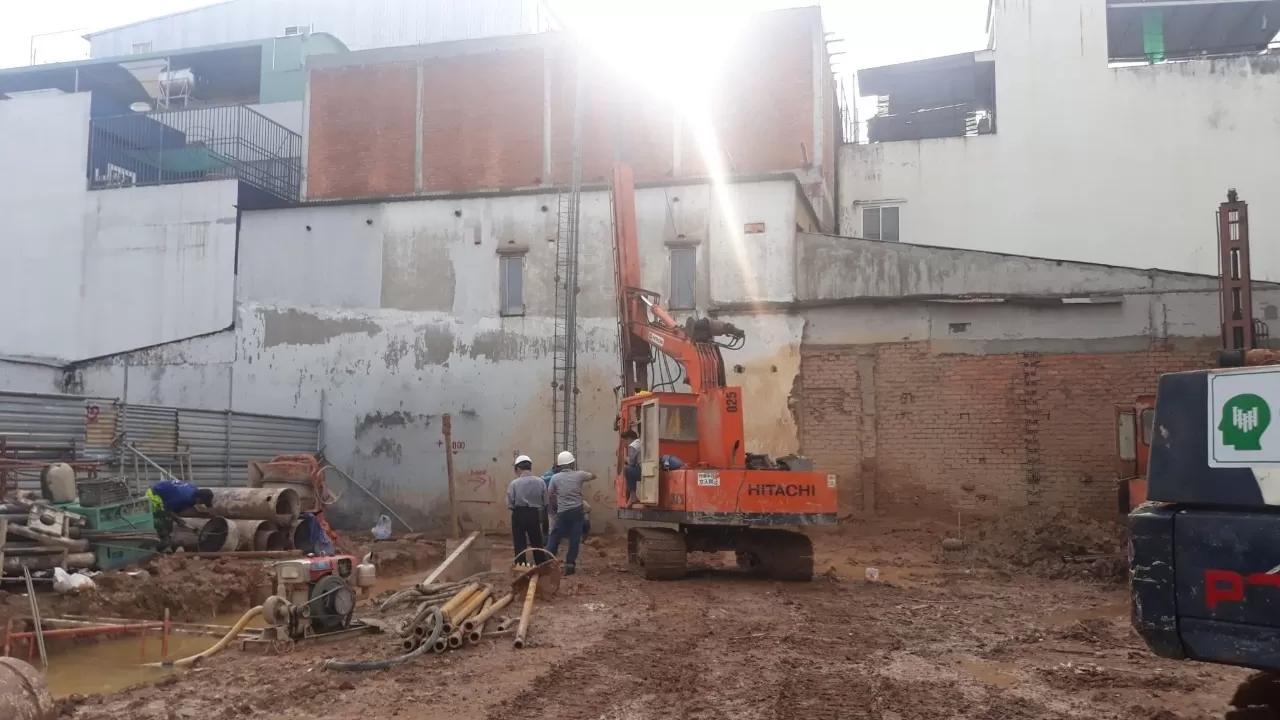 Thực hiện thổi rửa đáy cọc sau khi đã hạ ống đổ bê tông.