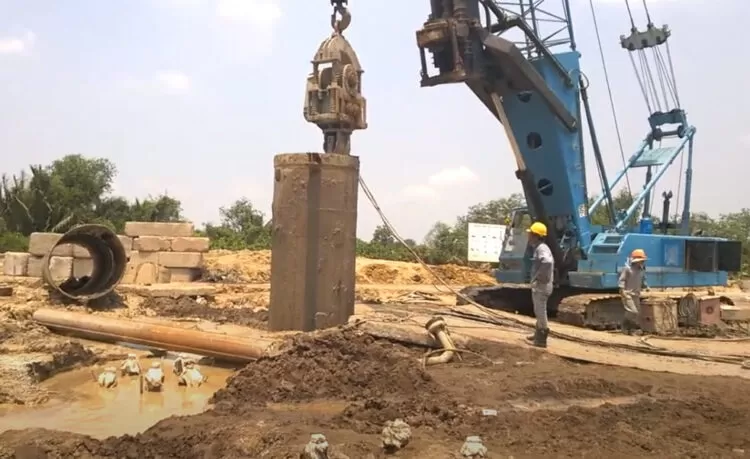 Quá trình rút ống vách cọc khoan nhồi bằng máy rung