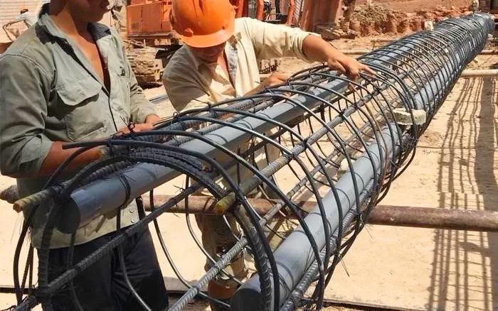 Quá trình lắp đặt lồng thép tại bãi gia công