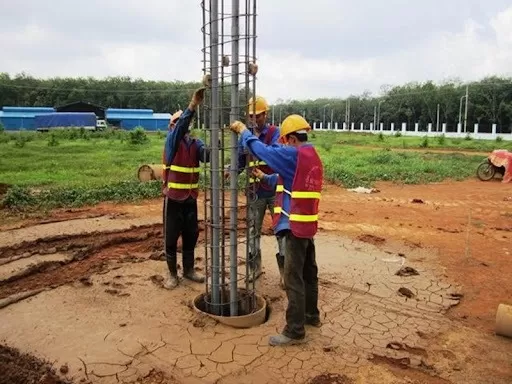 Hạ lồng thép xuống hố khoan