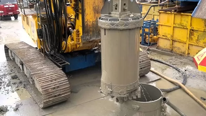 Lắp đặt ống đổ bê tông (ống Tremie).