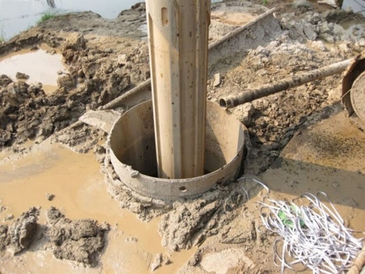 Hạ ống vách (ống casing) bằng máy rung.