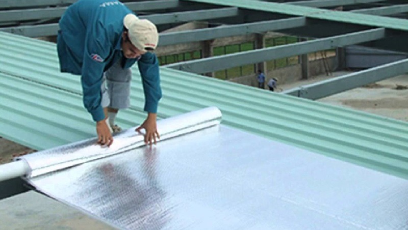 Dùng tấm lợp, xốp, tấm cách nhiệt mái tôn