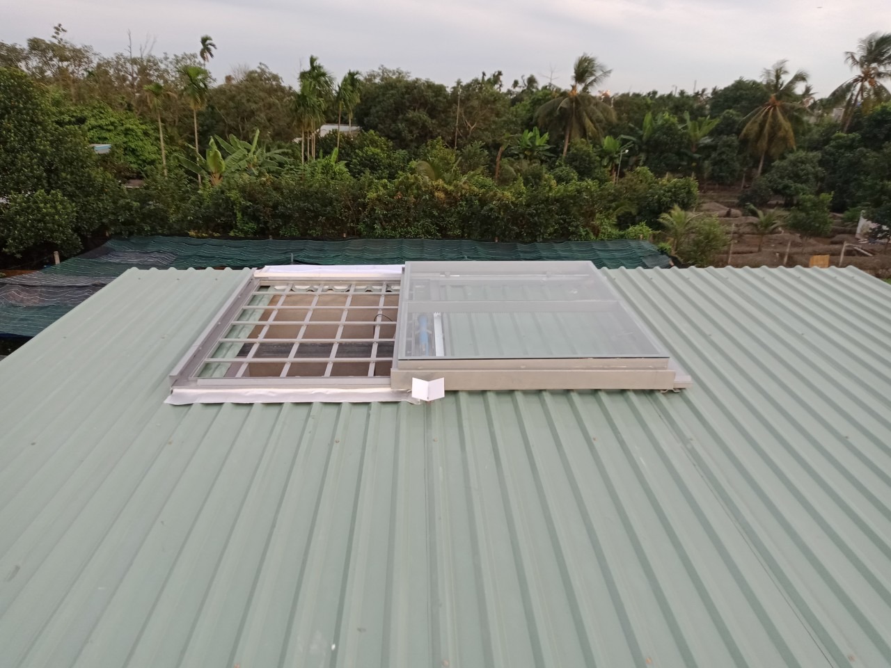 Làm giếng trời chống nóng cho mái tôn