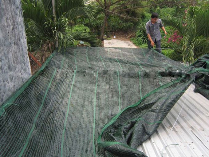 Dùng lưới che nắng mái chống nắng