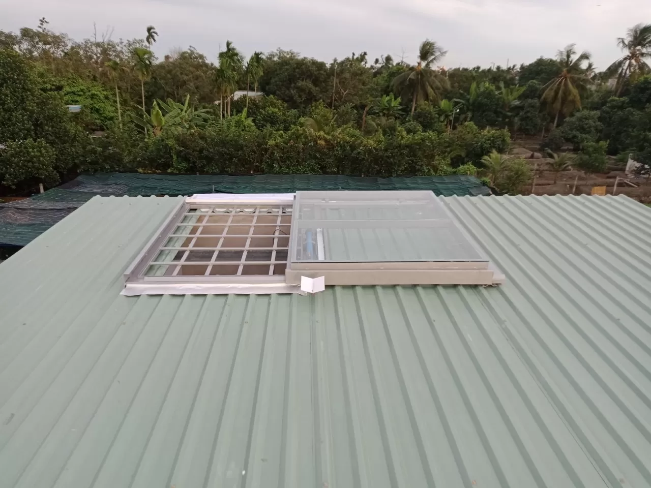 Làm giếng trời chống nóng cho mái tôn