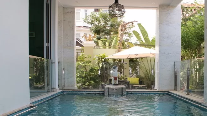 Chống nóng cho mái tôn bằng cách bố trí hồ bơi, hồ cá trong nhà