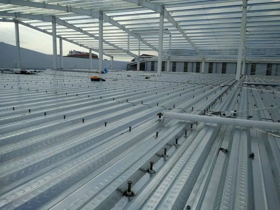 Dùng giàn sắt che nắng mái tôn