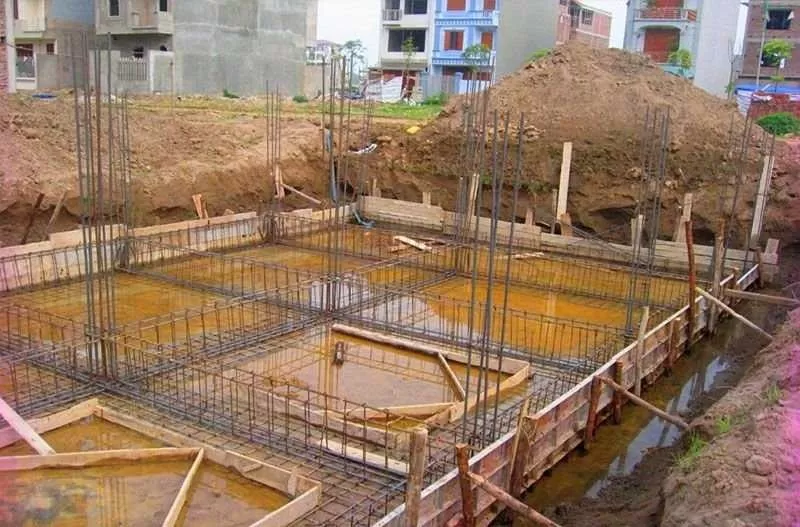 Đổ móng nhà trong trời mưa thuận tiện cho việc nén và đầm móng