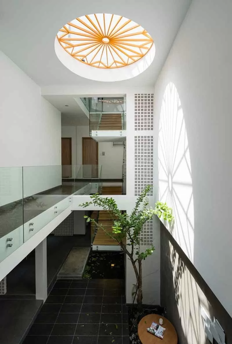 Mẫu thiết kế nhà ống 2 tầng đẹp có giếng trời