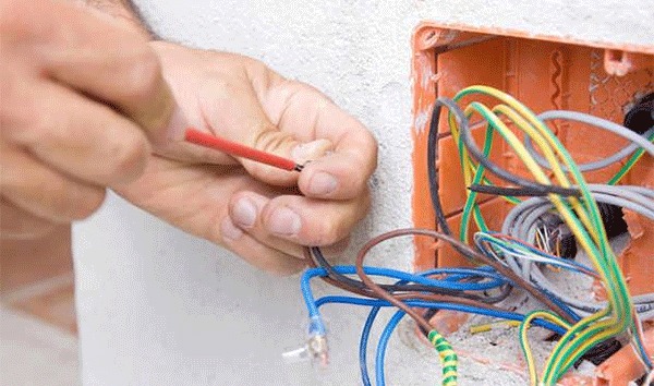 Điện áp của các mạch điện trong nhà thường dao động ở mức 220V hoặc 110V.