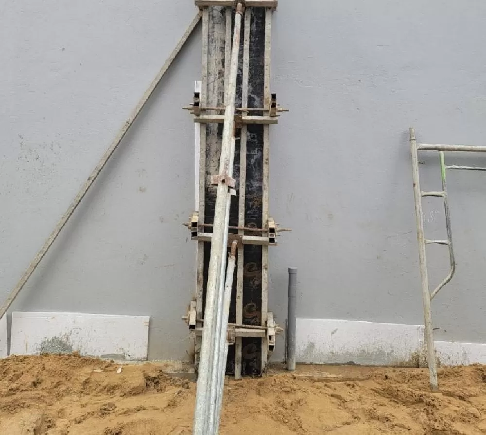 Trước khi tiến hành đổ bê tông cho cột, cần kiểm tra xem cốp pha đã được đóng kín chưa.