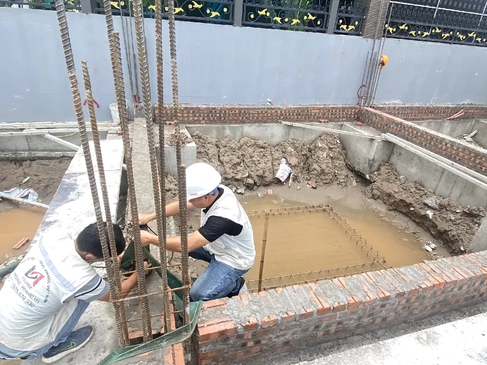 Trước khi đổ bê tông cho cột cần làm sạch bề mặt bê tông giữa các cốt thép