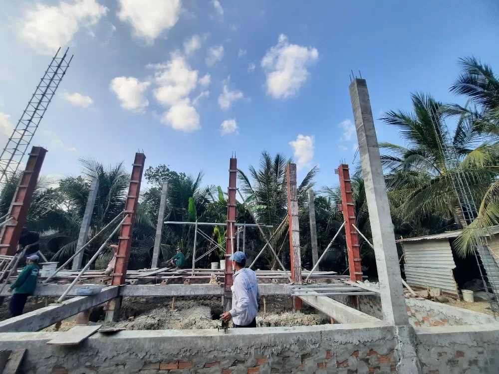 Sau khi đã đổ và đầm bê tông xong, cần điều chỉnh lại vị trí của cốt thép sao cho đúng theo tim cột. 