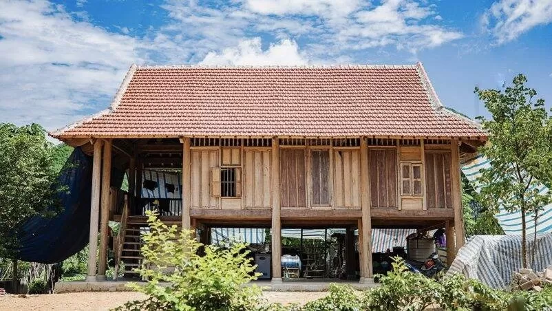 Các cột thường được thiết kế chắc chắn và có thể chạm khắc các hoa văn đặc sắc, tạo điểm nhấn cho kiến trúc.