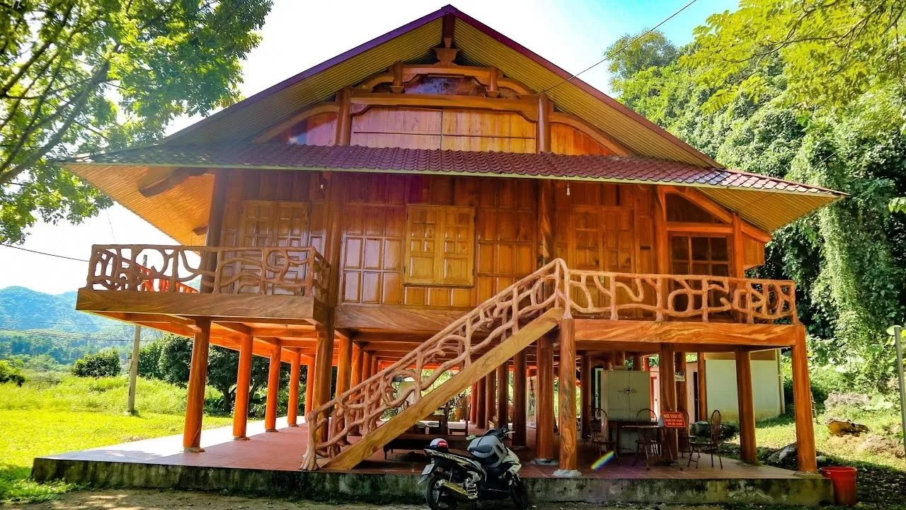 Mẫu nhà sàn gỗ 2 tầng chạm trổ ấn tượng phù hợp với gia đình có điều kiện