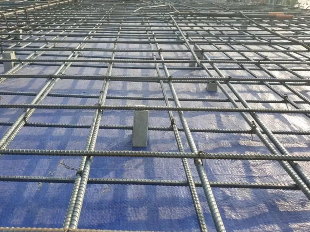 Thép chịu lực chính được bố trí ở các khu vực chịu tải trọng lớn như mũ cột và giữa nhịp.