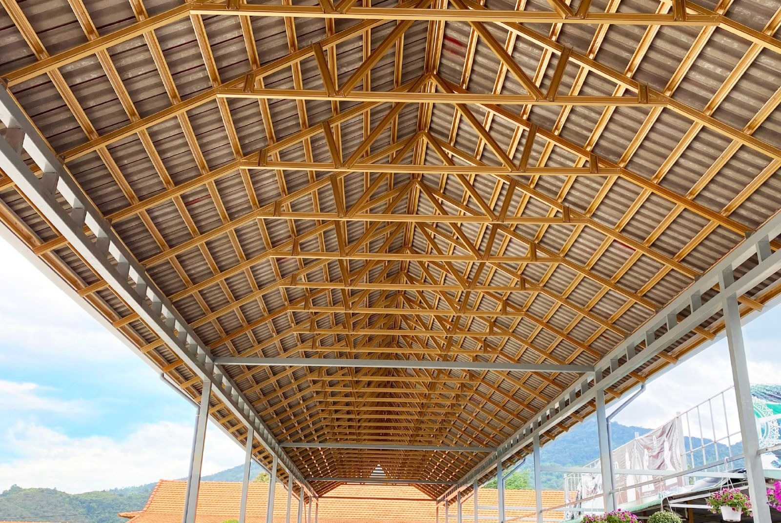 Mái khung (giàn) phẳng từ tre – gỗ – thép
