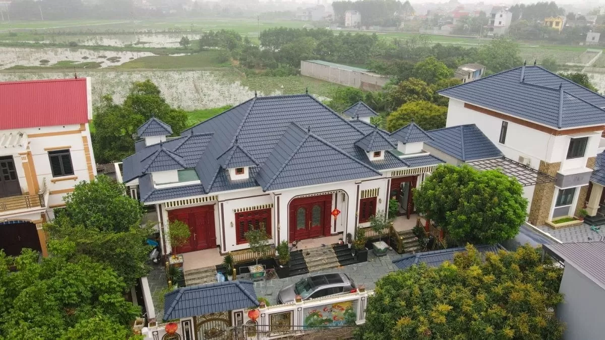 Nên chọn màu mái đồng nhất, nhẹ nhàng và sang trọng để tạo sự hài hòa trong kiến trúc