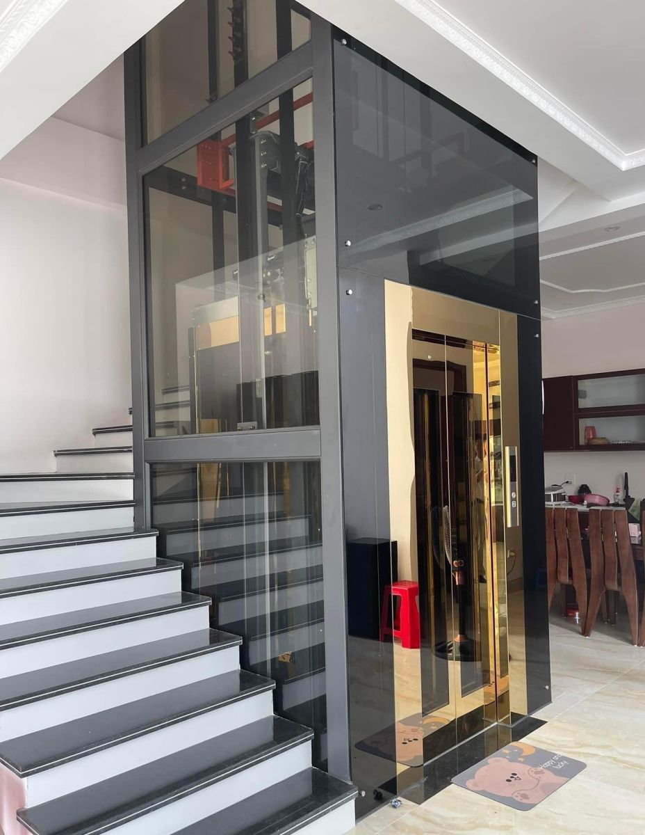 Thang máy thường có kích thước từ 1.3-1.4m² cho tải trọng từ 300kg trở lên