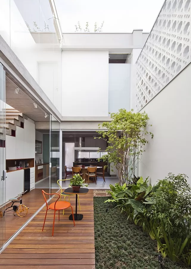 Giếng trời đẹp bên ngoài kết hợp tiểu cảnh sân vườn