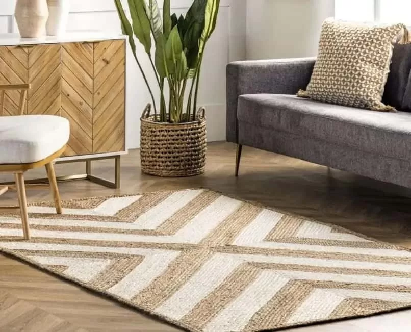 Kết hợp giữa sàn gỗ và thảm trải là một lựa chọn tinh tế cho phong cách Tropical.