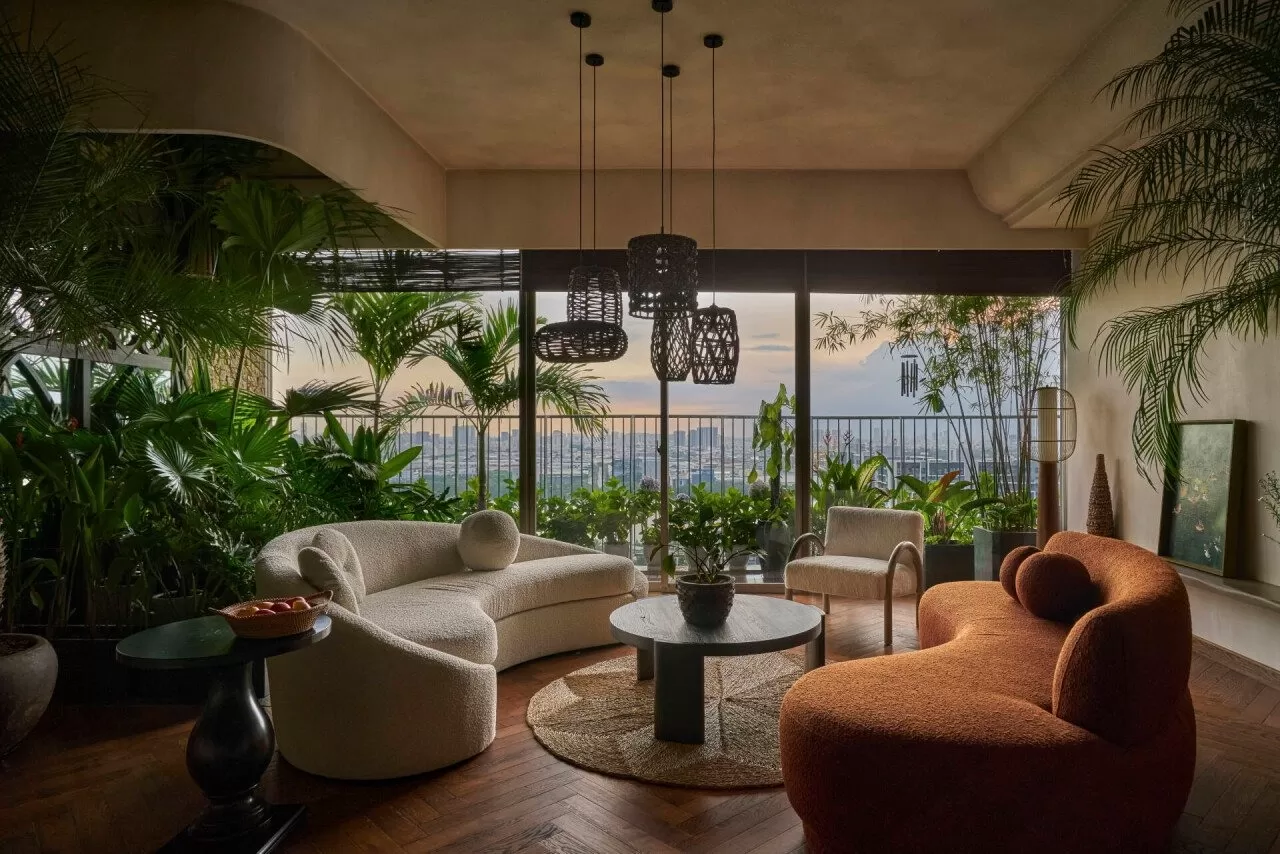 Cây xanh và các vật liệu tự nhiên như gỗ mang lại cảm giác dễ chịu, tươi mát và thoáng đãng cho ngôi nhà.