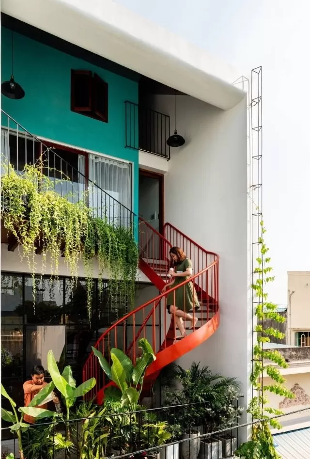 Mẫu nhà phố 3 tầng cầu thang ngoài trời hiện đại với cây xanh