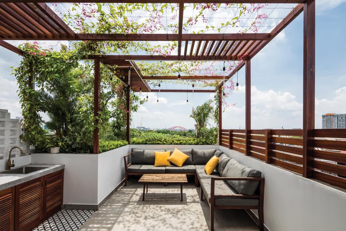 Mái che bằng giàn pergola + cây leo