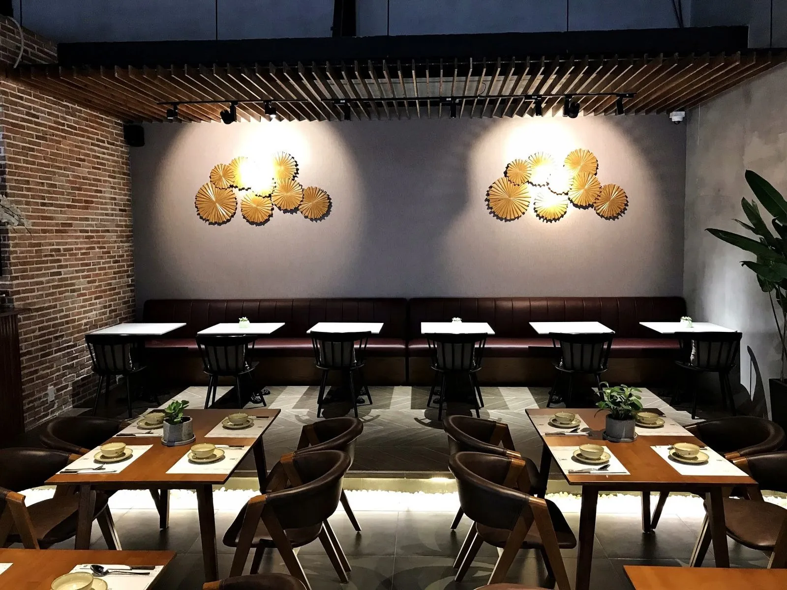 Hệ thống ánh sáng được chú trọng trong nhà hàng chay