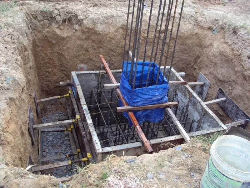 Lắp đặt khung thép và ván khuôn đài móng cọc ép