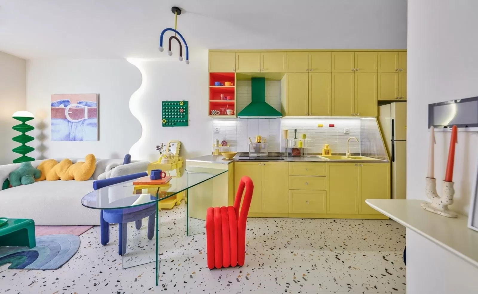 Phòng bếp phong cách thiết kế Pop Art với đèn trần kính cuốn hút