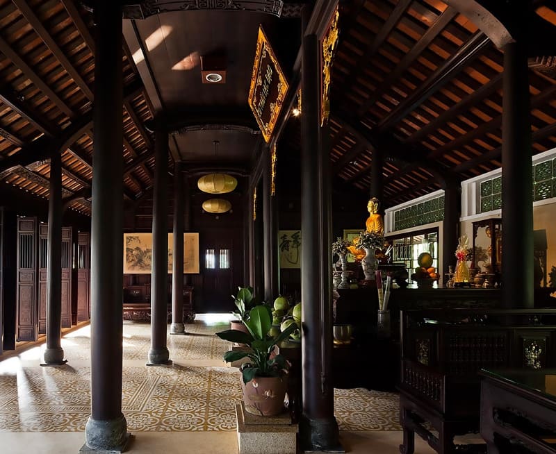 Gỗ tự nhiên và ánh sáng ấm – linh hồn của phòng khách cổ điển