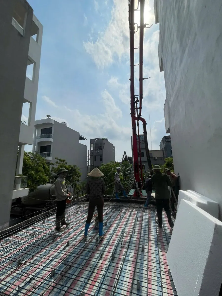 Nên Dùng Bê Tông Tươi Hay Bê Tông Trộn Thủ Công Khi Xây Nhà