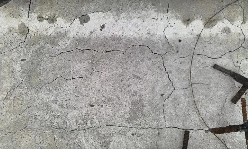 Bê tông dễ bị rạn nứt nếu không được bảo dưỡng đầy đủ 