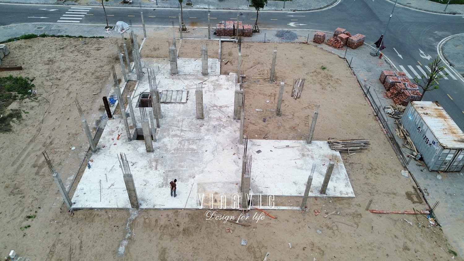 Hệ cột đang thi công thể hiện rõ quy mô công trình – đảm bảo đúng kết cấu kỹ thuật.