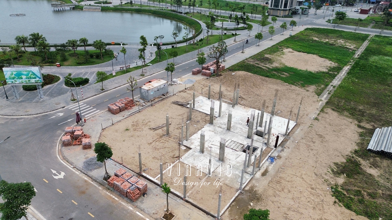 Mặt móng được đổ bê tông mác cao, đảm bảo khả năng chịu tải cho công trình 4 tầng quy mô lớn