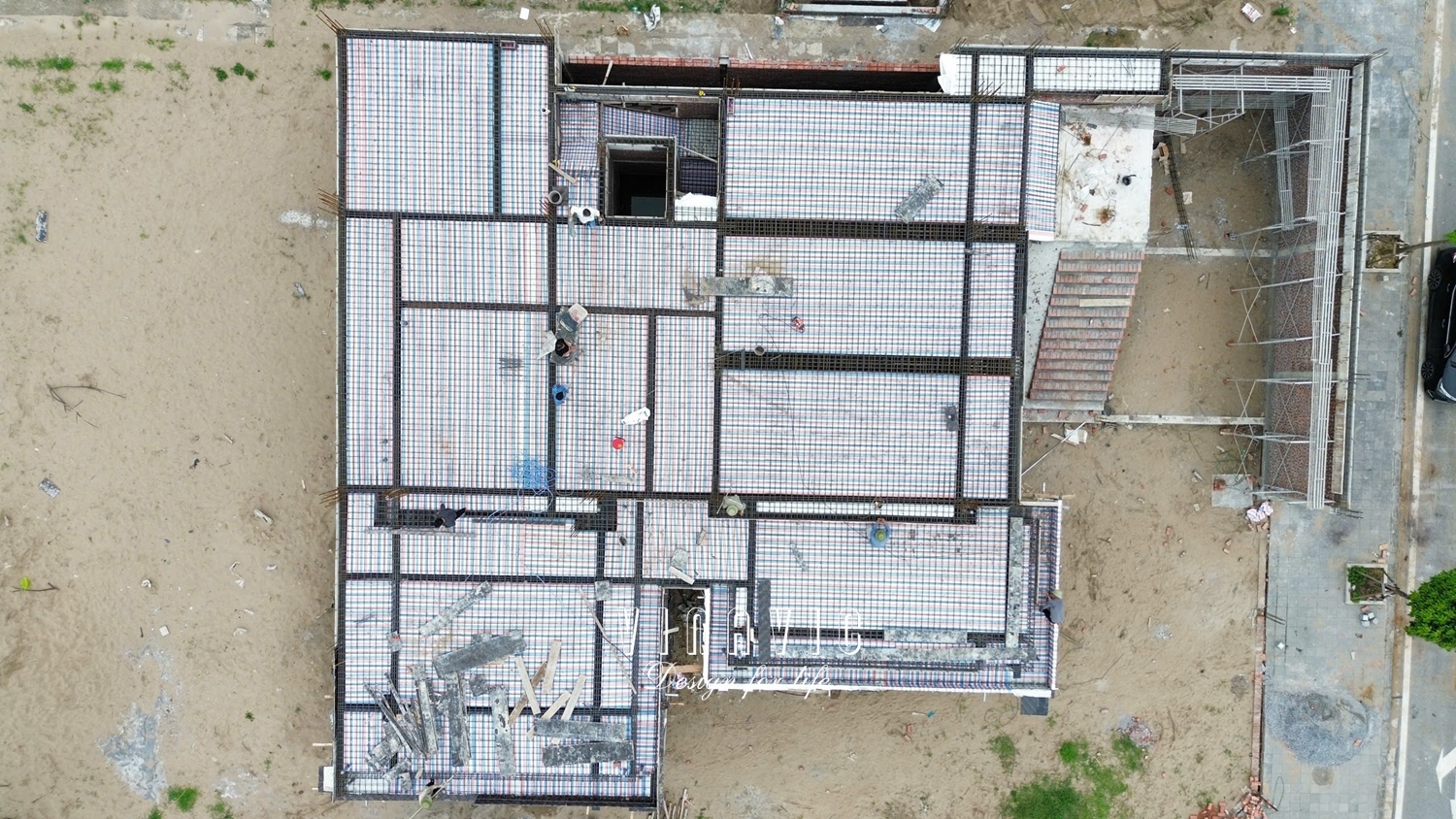 Cốp pha phải được lắp đặt chắc chắn, đúng vị trí, đảm bảo không bị biến dạng, rò rỉ khi đổ bê tông.