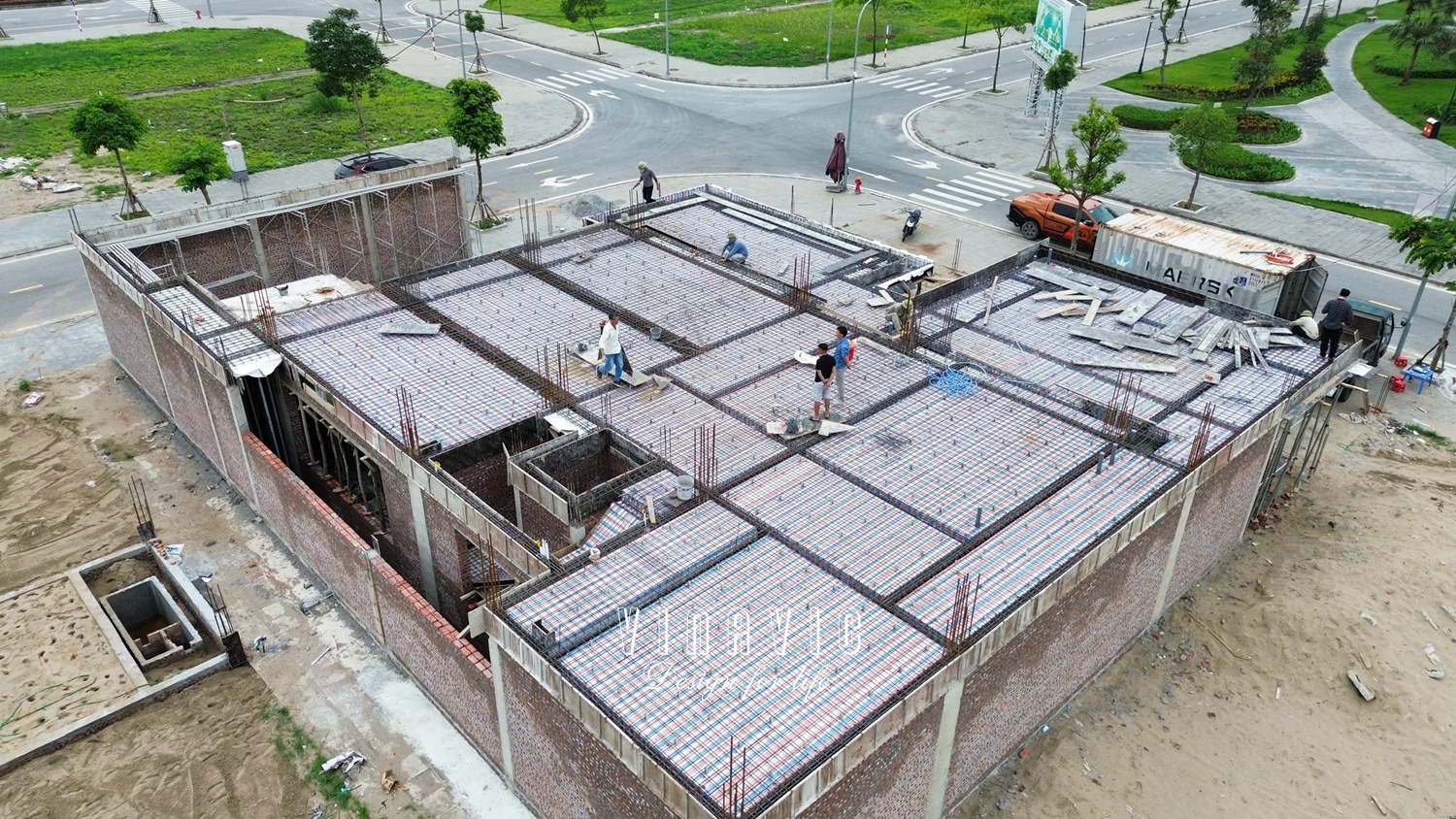 Cốt thép (thép dầm, thép sàn) phải được bó đúng bản vẽ thiết kế, đảm bảo khoảng cách, độ che phủ bê tông.