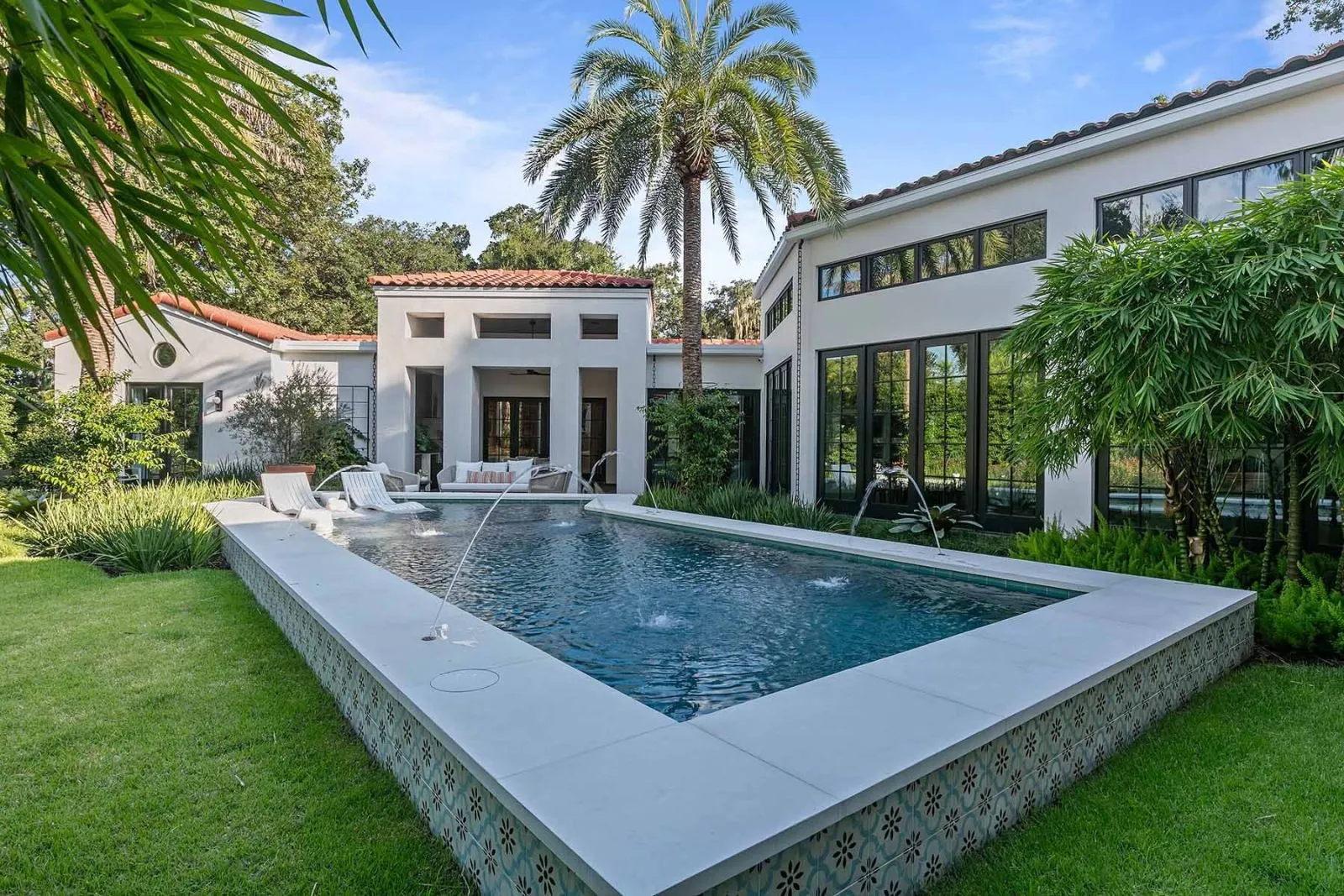 Thiết kế mẫu nhà cấp 4 kiểu châu Âu có bể bơi siêu vip