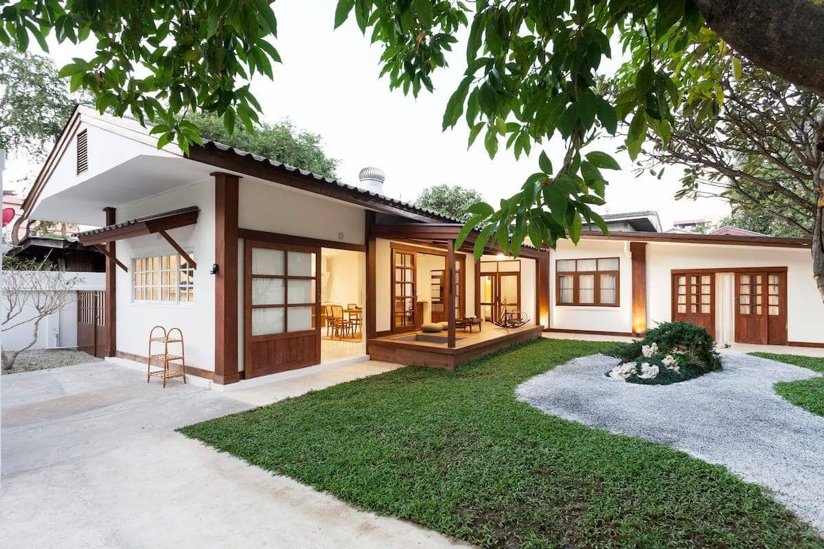 Nhà phong cách Nhật có hiên gỗ thoáng mát