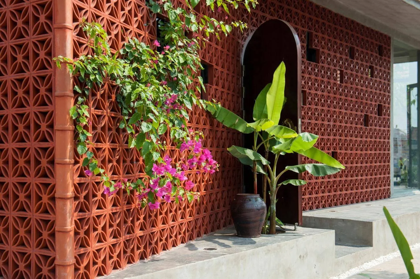 Tường rào gạch thông gió kết hợp cây xanh