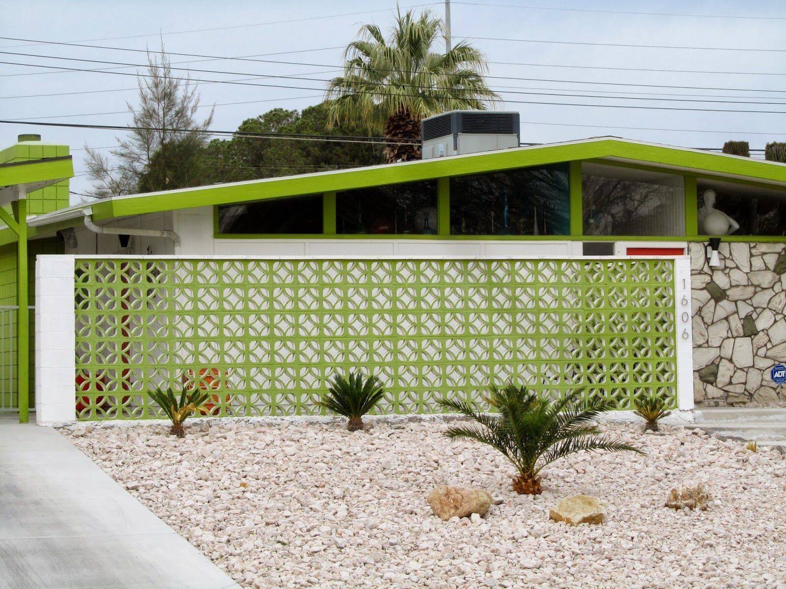 Tường rào gạch thông gió họa tiết hoa mai