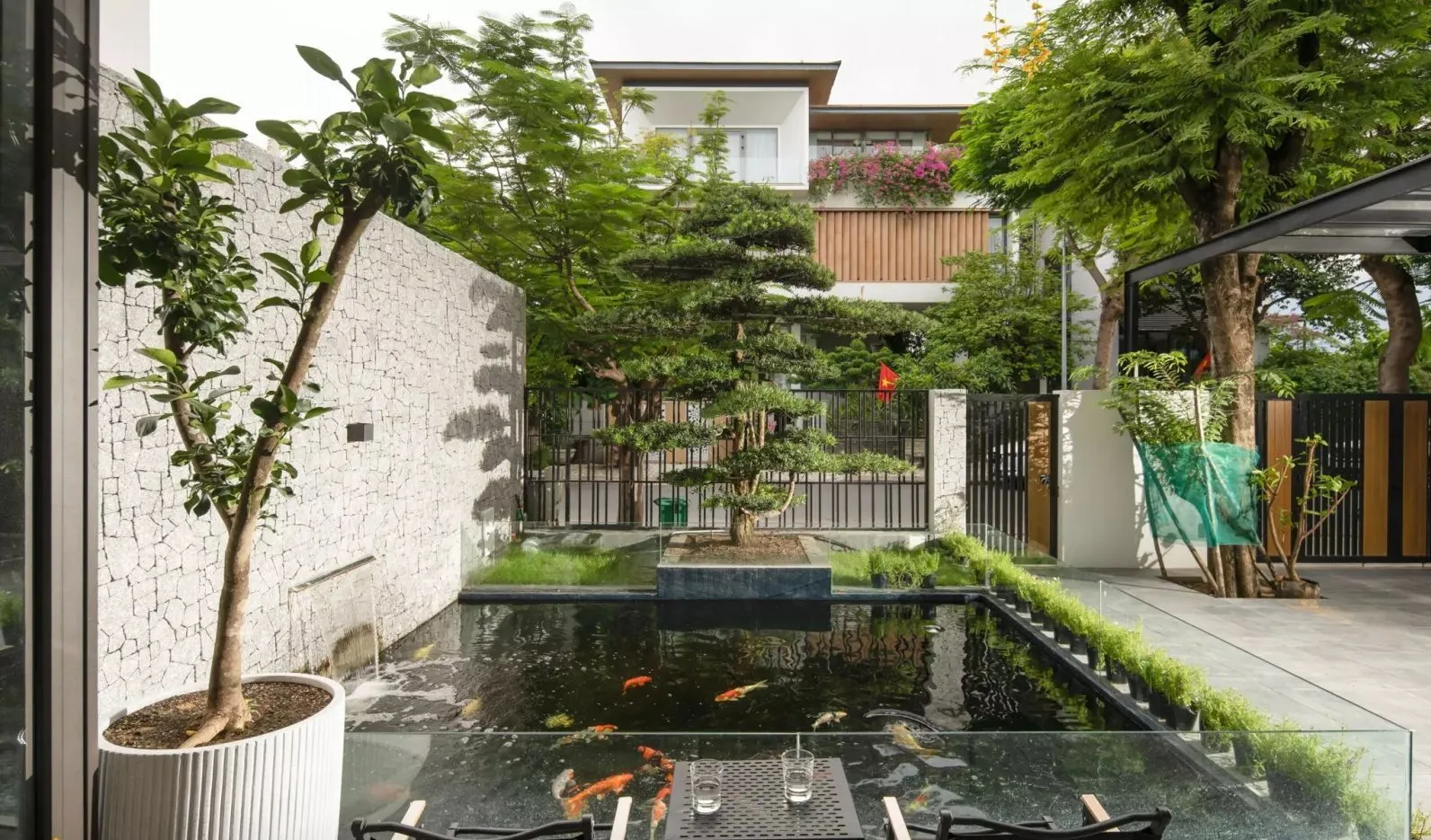 Những điều tối kỵ khi xây hồ cá trước nhà