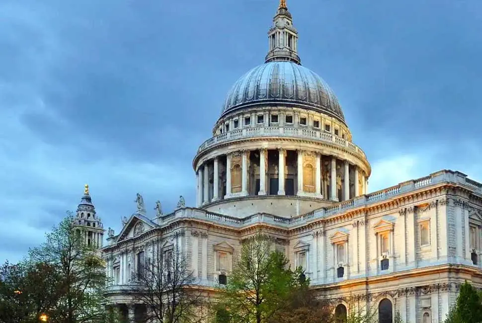 Cung điện Baroque với mặt tiền trang trí cầu kỳ, đường cong uyển chuyển, ánh sáng nổi bật – kiến trúc Baroque tinh tế và xa hoa