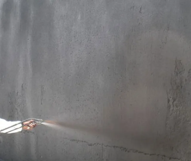 Thi công lớp chống thấm đầu tiên